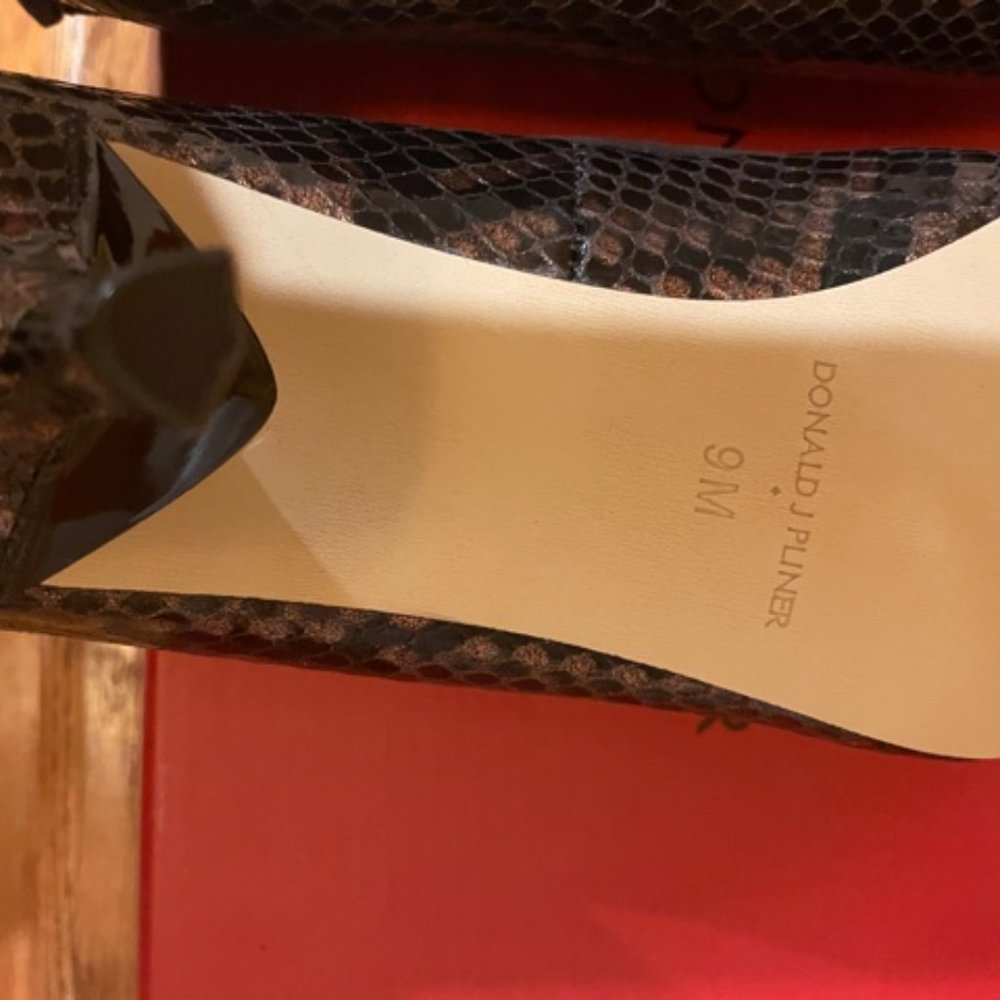 Donald J. Pliner Ginni Bow Pump, SZ 9, Bronze - Picture 3 of 6